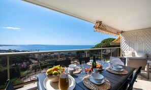 Outdoor dining - Apartment in Cannes With Sea View & Pool (Cannes)