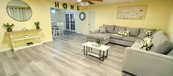 5BR Home Close Nat’l Parks & Downtown Fresno +Large Private Parking