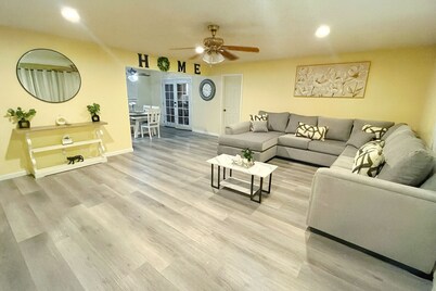 5BR Home Close Nat’l Parks & Downtown Fresno +Large Private Parking