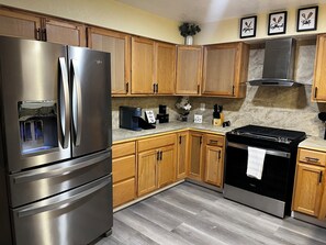 Fridge, microwave, stovetop, dishwasher