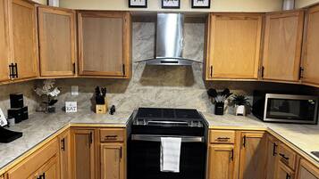 Fridge, microwave, stovetop, dishwasher