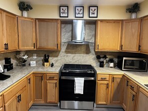 Fridge, microwave, stovetop, dishwasher