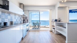 Coffee/tea maker, fridge, microwave, oven - Apartment in Cannes With Beachfront View (Cannes)