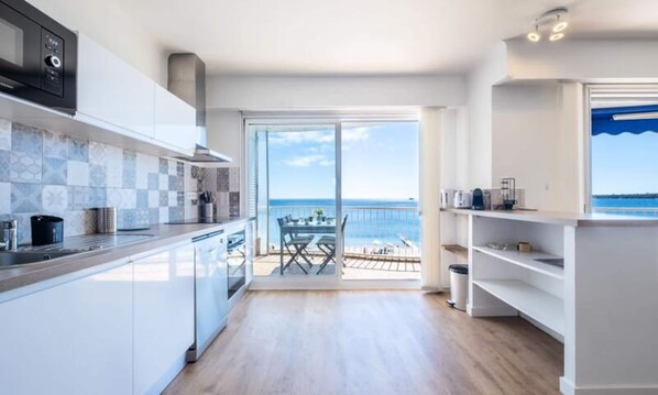 Coffee/tea maker, fridge, microwave, oven - Apartment in Cannes With Beachfront View (Cannes)