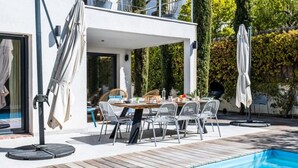 Outdoor dining - House in Cannes With Pool Near Rue D'antibes (Cannes)