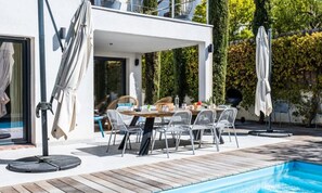 Outdoor dining - House in Cannes With Pool Near Rue D'antibes (Cannes)