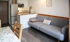 Living area - Apartment in Vars at Foot of Ski Slopes (Les Orres)