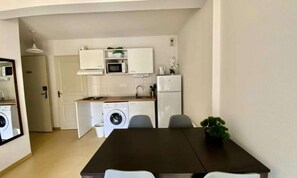 Fridge, microwave, coffee/tea maker, electric kettle - Apartments for 5 People (Avene)