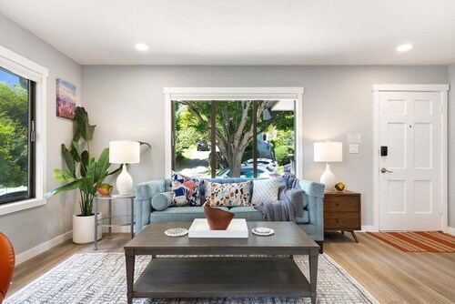Perch - The Farmhouse: Walk to Lake Union! 3BR/3BA with Parking