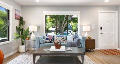 Perch - The Farmhouse: Walk to Lake Union! 3BR/3BA with Parking