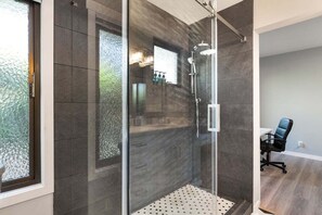 Douche, sèche-cheveux, serviettes fournies