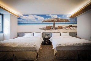 Una habitación con dos camas, un mural de playa y un paraguas de paja.