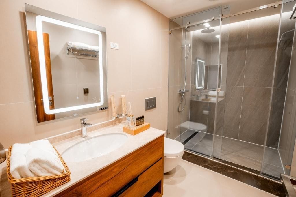 Dusj, hårføner, badekåper og tøfler