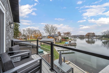 Property grounds. PLX Spring and Summer Getaways! 3BR Lakefront Sleeps 8