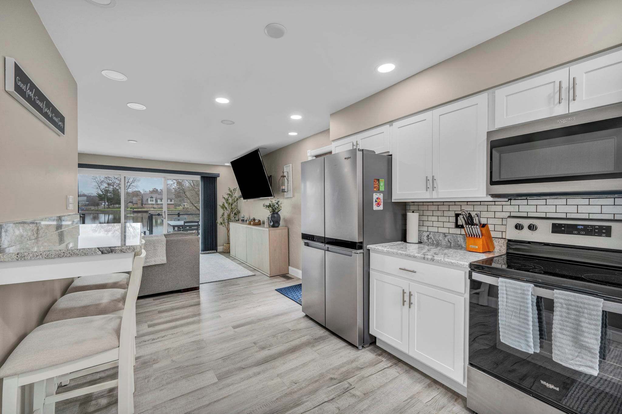 Fridge, microwave, oven, stovetop. PLX Spring and Summer Getaways!  3BR Lakefront Sleeps 8