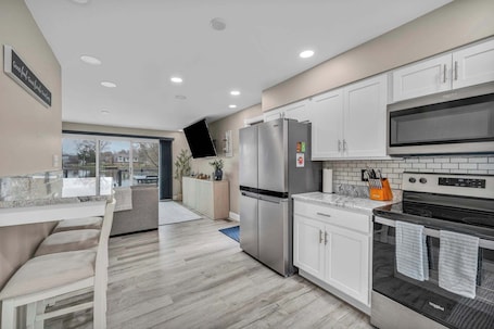 Fridge, microwave, oven, stovetop. PLX Spring and Summer Getaways! 3BR Lakefront Sleeps 8