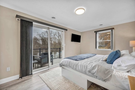 3 bedrooms, iron/ironing board, travel crib, WiFi. PLX Spring and Summer Getaways! 3BR Lakefront Sleeps 8