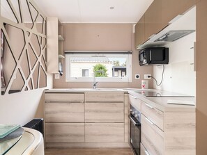 Fridge, microwave, oven, dishwasher - Le Bois d'Amour by Interhome (Dinard)