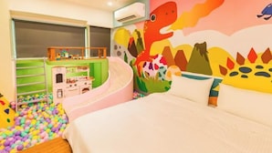 A child-friendly room with a play area, a bed, and a colorful mural. - Kids Fun Hotel (Yilan)