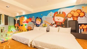 A child-friendly room with two beds, a colorful mural, and a play area with balls. - Kids Fun Hotel (Yilan)