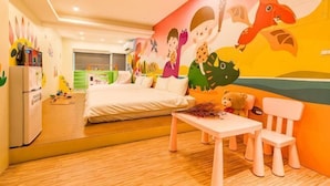 A child-friendly room with a bed, a table, chairs, and a mural. - Kids Fun Hotel (Yilan)