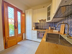 Frigorifero, forno, piano cottura, lavastoviglie