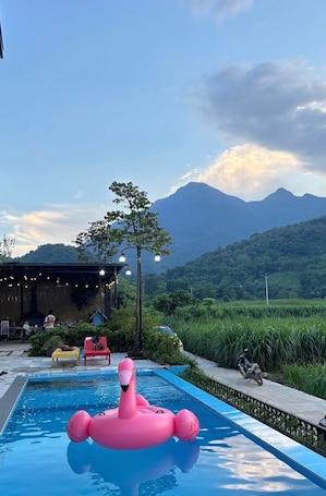 Una piscina al aire libre. Le Soleil Ba vi