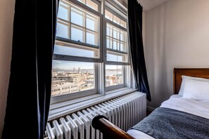 Iron/ironing board, WiFi, bed sheets - Double room river view (Québec)