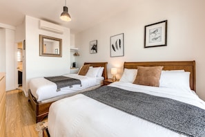 Planxa i posts de planxar, wifi i roba de llit