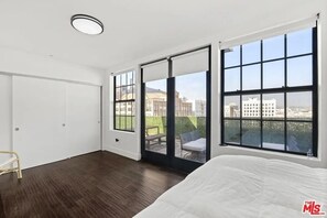 2 bedrooms, iron/ironing board, internet, bed sheets