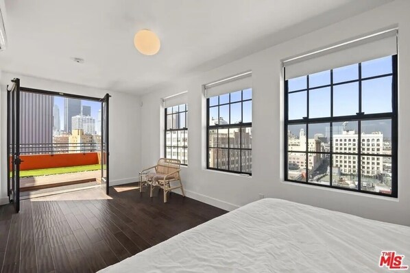 2 bedrooms, iron/ironing board, internet, bed sheets