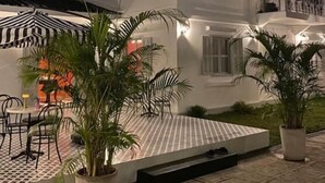 Een gebouw met twee verdiepingen, een balkon en een terras.
