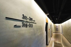 A hallway with directional signs indicating room numbers 301-305 and 306-323. - Hoya Hot Springs Resort Guanziling (Tainan)