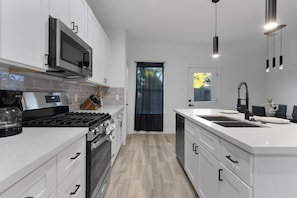 Fridge, microwave, oven, stovetop - 3-bedroom townhome in marvelous Houston with AC close to Downtown (Houston)