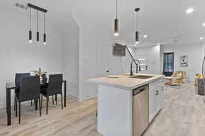 Interior - 3-bedroom townhome in marvelous Houston with AC close to Downtown (Houston)