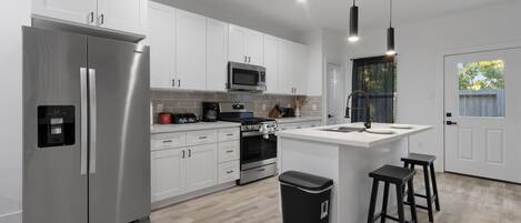 Een koelkast, een magnetron, een oven, een kookplaat