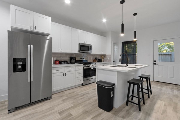 Een koelkast, een microgolfoven, een oven, een kookplaat