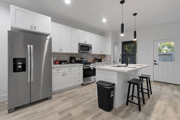 Fridge, microwave, oven, stovetop - 3-bedroom townhome in marvelous Houston with AC close to Downtown (Houston)