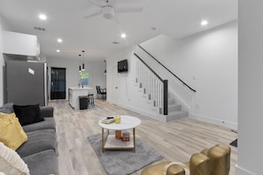 Smart TV - 3-bedroom townhome in marvelous Houston with AC close to Downtown (Houston)
