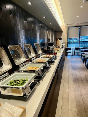 Daily continental breakfast (JPY 1200 per person)