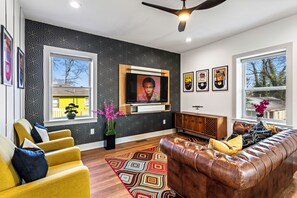 TV - The Groove House: Stylish Atlanta Escape (Atlanta)