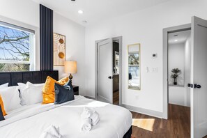 4 bedrooms, iron/ironing board, WiFi, bed sheets - The Groove House: Stylish Atlanta Escape (Atlanta)