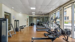 Ein Fitnessstudio mit Laufbändern, Ergometer und Krafttrainingsgeräten.