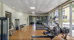Ett gym med löpband, motionscyklar och styrketräningsmaskiner.