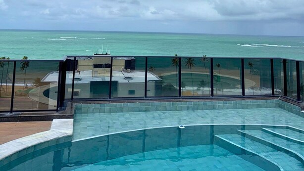 En swimmingpool med udsigt til havet.
