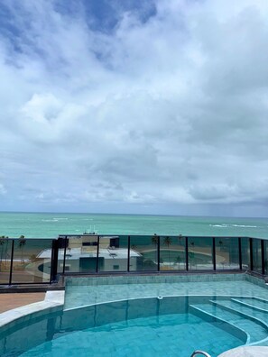 Ein Schwimmbecken mit Blick aufs Meer.