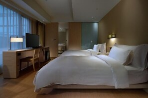 Down duvets, desk - Century Hotel (Taitung)