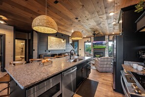 Fridge, microwave, oven, stovetop - New Lux MTN Escape. Pool & Hot Tub. Sleeps 18 (Sevierville)