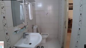 Habitación Deluxe doble, vistas a la ciudad | Baño | Artículos de higiene personal gratuitos, toallas, jabón y champú