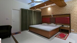 Una camera da letto con un letto di legno, un comodino, una ventola a soffitto e una parete decorata.